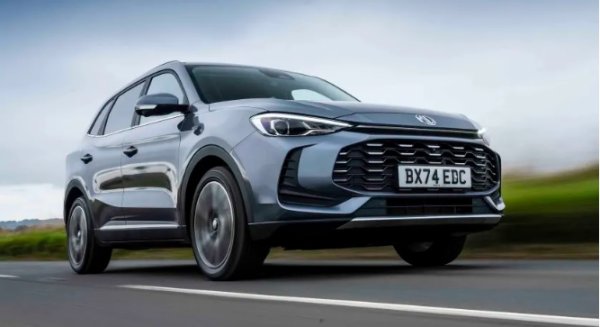 Плюсове: Изгодни цени, пространство вътре, производителност и управление

Минуси: Много шум от пътя, няма регулиране на волана по дължина, ограничена гама от двигатели при пускането на пазара


MG ZS има много по-ниска начална цена от почти всички конкуренти, но компромисите са доста трудни за намиране. Като пари е най-силният конкурент на Dacia Duster. MG е ​​малко по-незабележим на външен вид от едрия румънски офроудър.

По-високите пътници могат да се настанят удобно на задните седалки - до голяма степен благодарение на изобилното място за коленете. Багажникът от 443 литра има сравнително нисък товарен ръб. Ако имате детско столче за кола, има ISOFIX точки на задните седалки, но те са малко неудобно разположени.

Влезте вътре и ще видите, че ZS като цяло е в крак с далеч по-скъпите си конкуренти. Няколко по-малки детайла, като например липсата на регулиране на волана, показват по-скромното позициониране на MG, но би било малко несправедливо да се очаква абсолютно съвършенство на тази цена. 

Изберете най-високото ниво на оборудване Trophy, което добавя седалки от изкуствена кожа, отопляем волан и затъмнени задни стъкла, за да се усеща малко по-луксозно.
В момента няма наличен електрически вариант, MG ZS Hybrid+ официално може да генерира разход на гориво под 4,3 литра на 100 км. Въпреки спортното наследство на марката, хибридният силов агрегат на ZS може да е малко нестабилен при по-високи скорости. но иначе е много пъргав.